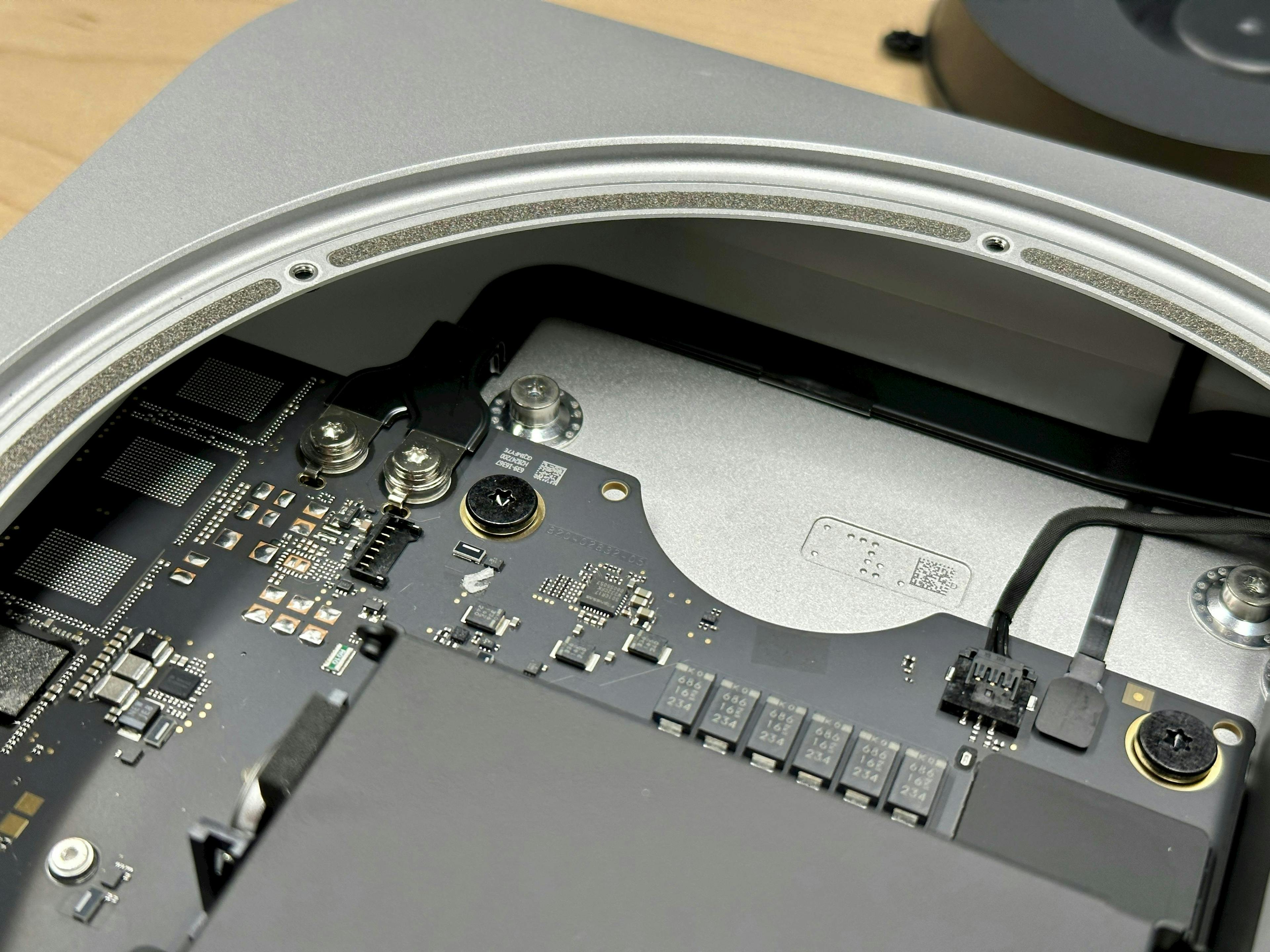 Image showing a close up of the inside of the Mac mini M2 Pro.