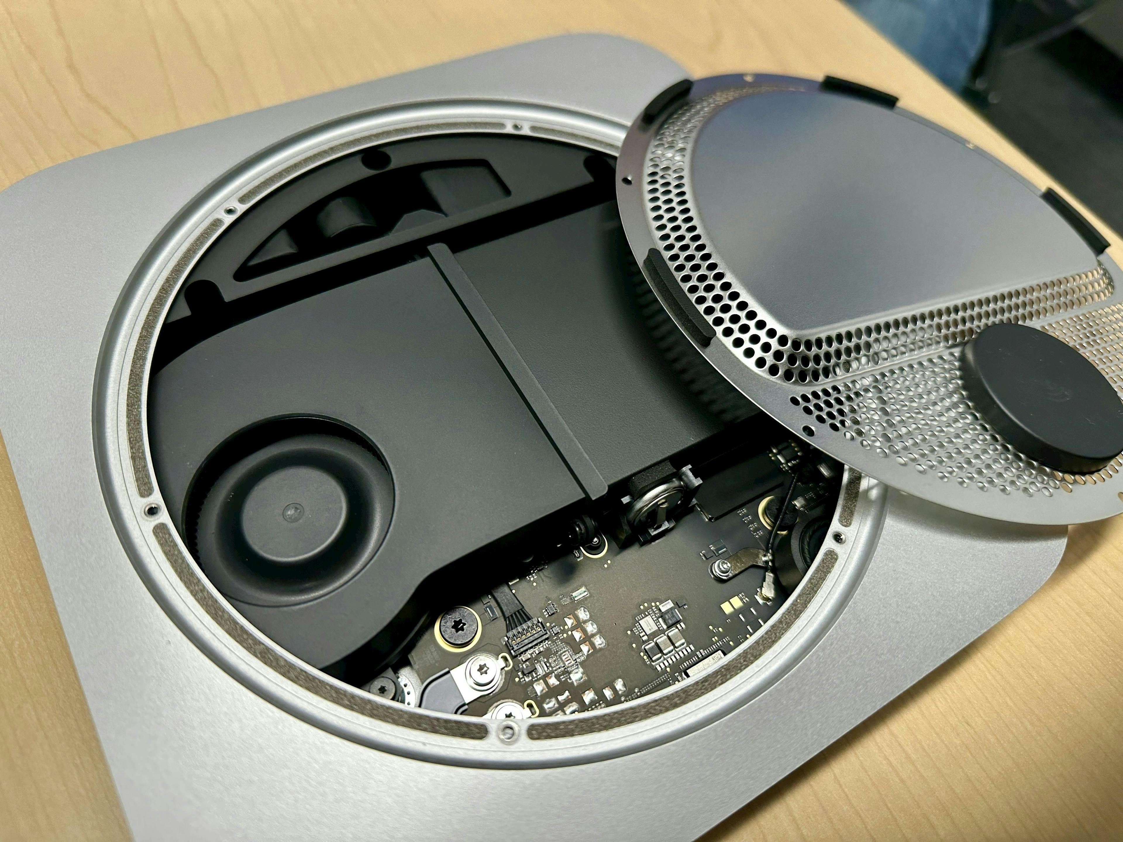 Image showing the antenna plate on the Mac mini M2 Pro.