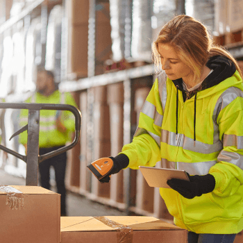 warehouse-employee-scanning
